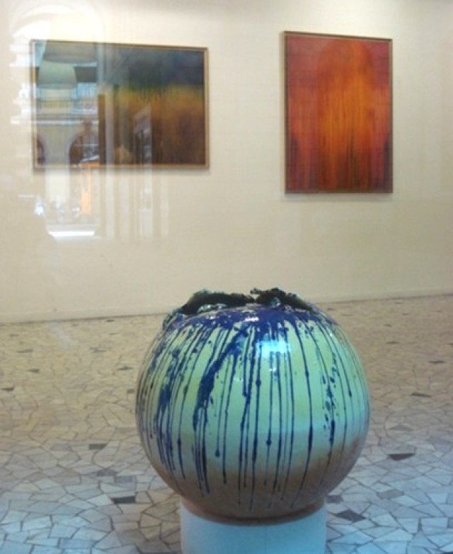 Globo azzurro, ceramica e ossidi colorati, diametro cm 60 - esposizione presso la Galleria San Carlo, Milano 2009