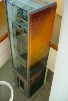 L'ascensore del nuovo Ospedale di Careggi (Firenze) con il mosaico di Erio Carnevali intitolato 'Presenze'