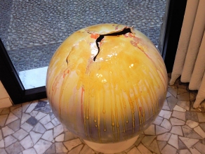 Globo giallo, ceramica e ossidi colorati, diametro cm 60 - esposizione presso la Galleria San Carlo, Milano 2009